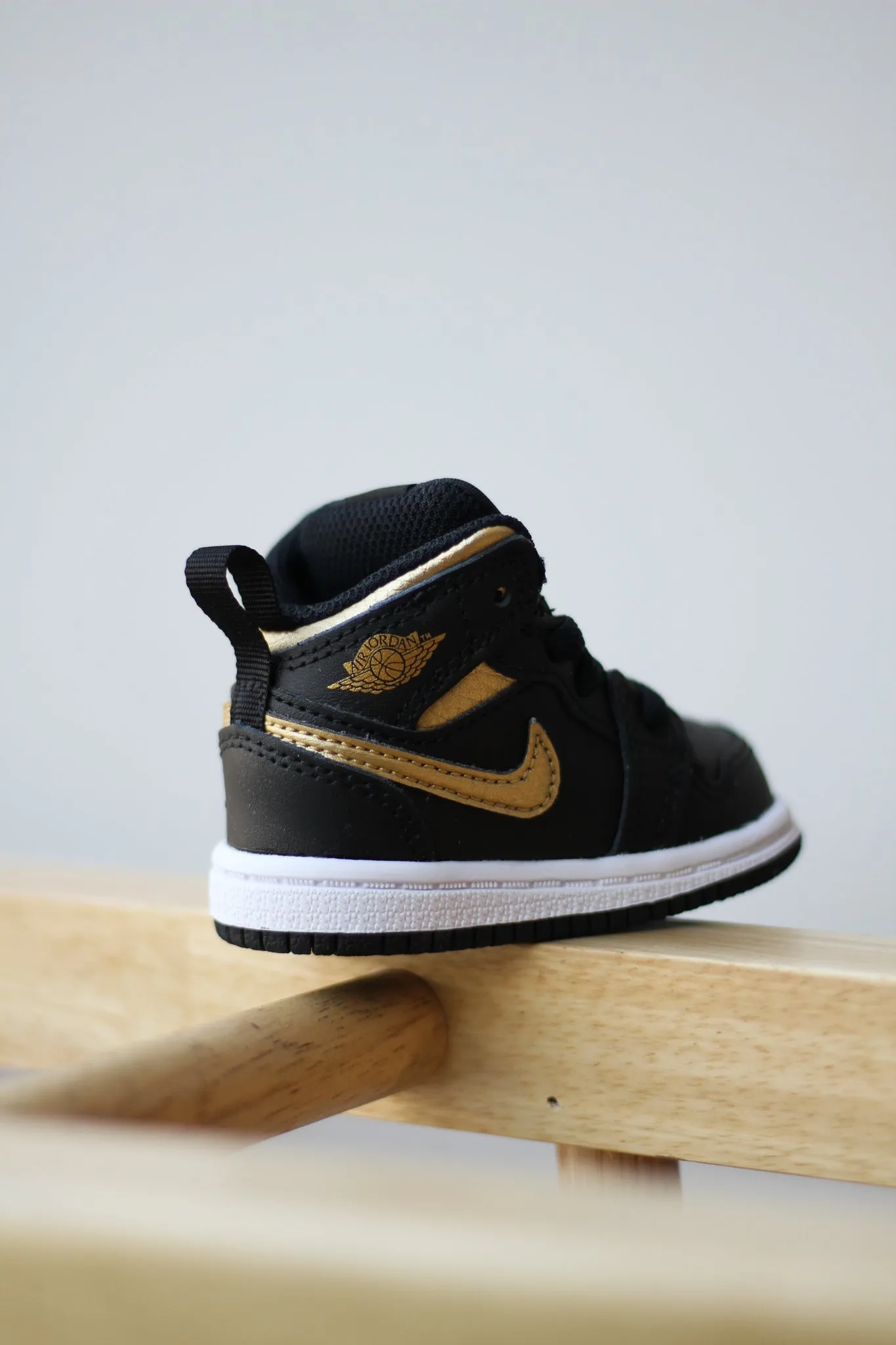 JORDAN 1 MID (TD) "BLACK/METALLIC GOLD"